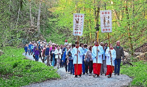 Mit einer Prozession zur Fatima Grotte beginnt eine denkwürdige Feier der Kirchengemeinde St. Nikolaus.  Foto: Ober Foto: Schwarzwälder-Bote