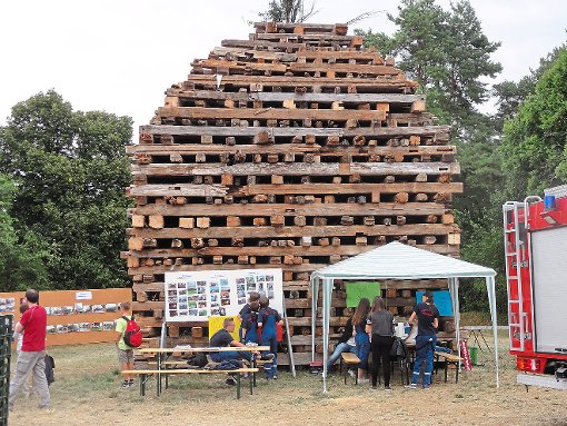 Gespannt warteten die Besucher auf das Entzünden des etwa elf Meter hohen Holzstapels. Foto: Schillaci Foto: Schwarzwälder-Bote