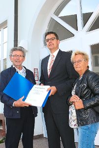Die Unterschriftenliste für ein Bürgerbegehren  ist übergeben: Hans Edelmann, Heiko Lebherz und Ruth Egelkamp (von links) vor dem Hausener Rathaus.  Foto: Hauser Foto: Schwarzwälder-Bote