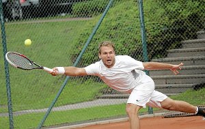 Mächtig strecken müssen wird sich Vorjahressieger Frank Wintermantel, wenn er beim Zollern-Alb-Tennis-Turnier der TG Ebingen seinen Titel verteidigen will. Denn auf den Weinheimer Zweitligaspieler warten harte Konkurrenten. Foto: Kara