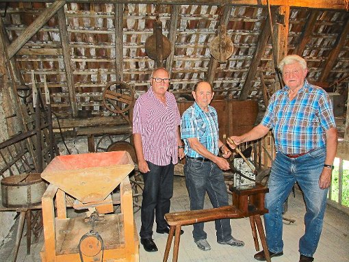 Robert Emele, der Vorsitzende des Gesangvereins,  und die beiden Museumsführer Johann Ott  und Wilhelm Maichle  an einem Dengelautomaten im Dorfmuseum (von links). Foto: Barth Foto: Schwarzwälder-Bote