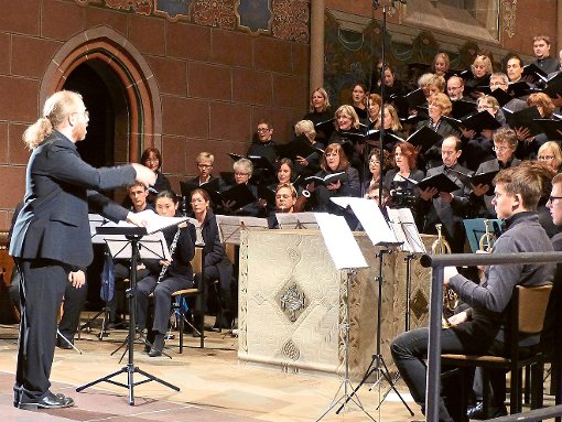 Dirigent, Chor, Bläser und Organisten lassen Bestleistung beim Münsterkonzert hören. Im Mittelpunkt steht die Messe in e-Moll von Anton Bruckner. Roman Laub (links) hat die Fäden in der Hand.  Foto: Kouba Foto: Schwarzwälder-Bote