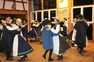 Kostüme nach historischen Vorlagen tragen die jungen Tänzer der Volkstanzgruppe. Foto: Müller Foto: Schwarzwälder-Bote
