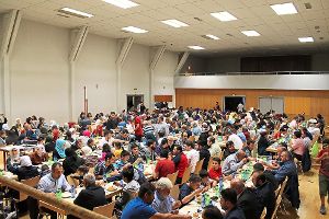 Volles Haus beim Fastenbrechen: 300 Muslime und Gäste feiern in der Eberthalle das Ende des Ramadan.  Foto: Dillmann Foto: Schwarzwälder-Bote