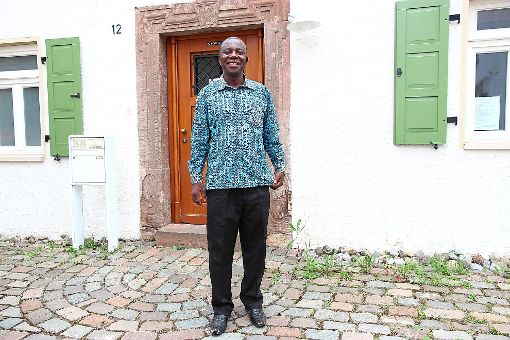 Pfarrer Eric Wiafe, der 2010 und 2011 in Eutingen lebte, ist gerade zu Besuch.  Foto: Feinler Foto: Schwarzwälder-Bote
