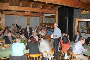 Im Restaurant Zum alten Schweden versammelten sich am Freitagabend die Befürworter eines Erlebnisbad-Projekts auf der Schweizer Wiese. Ludger Lang (Bildmitte) hat die Initiative der Unterstützer gegründet. Foto: Helbig