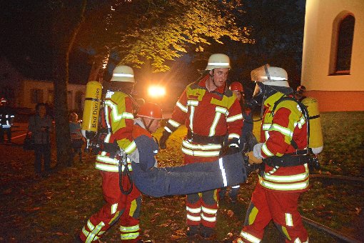 Die Feuerwehrabteilung Hochemmingen zeigt bei ihrer Herbsthauptprobe vollen Einsatz, hier wird einer der vier Verletzten geborgen. Fotos: Bartler Foto: Schwarzwälder-Bote