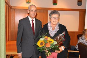 Bürgermeister Fritz Link verabschiedet Brigitte Storz aus dem Gemeinderat Foto: Hübner Foto: Schwarzwälder-Bote