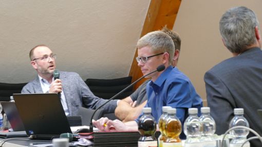 Nico Dürr vom Planungsbüro „bürohauser“ stellte dem Gemeinderat die Planungen zur Grundschulerweiterung vor. Foto: Stöhr