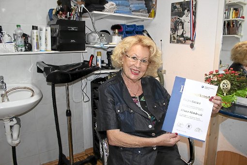 Ellen Rieger betreibt den wahrscheinlich kleinsten Friseursalon Deutschlands. Sie bekam für 50 Jahre Berufstätigkeit vom Land eine Ehrenurkunde. Foto: Palik Foto: Schwarzwälder-Bote