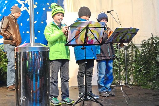 Sie hatten es auf der Bühne wenigstens trocken: Drei jungen Blasmusiker spielten Weihnachtslieder. Fotos: Braun Foto: Schwarzwälder-Bote