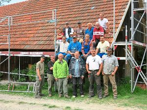 17 fleißige Helfer des Obst- und Gartenbauvereins Thanheim haben am vergangenen Samstag die restlichen Arbeiten am Dach des Schaftstalls erledigt. Foto: Unterricker Foto: Schwarzwälder-Bote