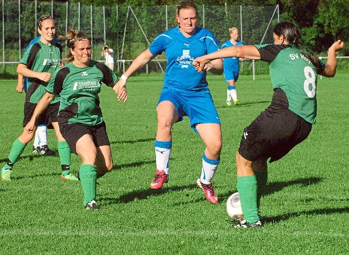Dem Gegner ein Bein stellen wollen die Musbacherinnen, wie hier gegen den SV Hopfau (in grün). Foto: Schwarzwälder-Bote