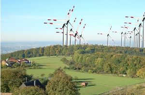 So stellen sich die Gegner künftige Windkraftanlagen über dem Remstal bei Korb vor. Foto: Visualisierung: Schützt die Buocher Höhe e.V.