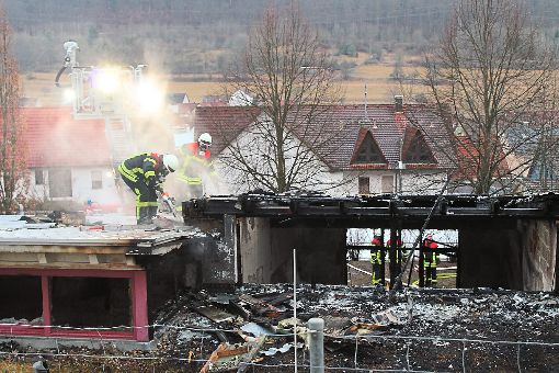 Nur noch Asche und verkohlte Mauerreste: der Burladinger Kindergarten St. Fidelis am Tag nach dem verheerenden Feuer.   Foto: Pfister