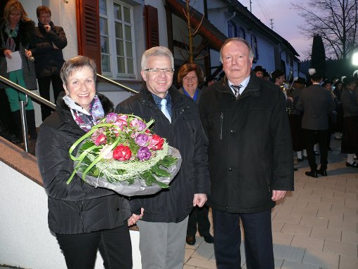 Freut sich über den Wahlsieg: Gerhard Reiner (Mitte) mit seiner Frau Claudia und dem amtierenden Schultes Richard Ege. Foto: Schnurr/Visel