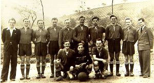 Die erste Mannschaft 1950 (linkes Bild) und die Jugendmannschaft  von 1951 (oben). Foto: Schwarzwälder-Bote