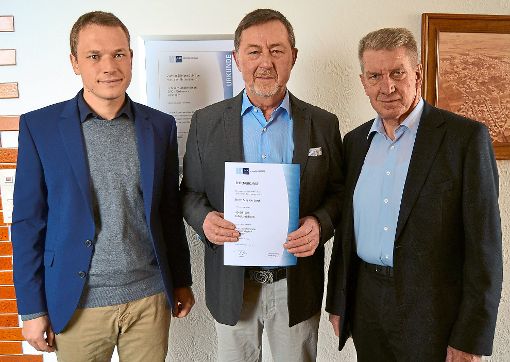 Jubilarehrung (von links): Geschäftsführer Thomas Schäfer, Stephan Lorch und Firmenchef Dieter Schäfer. Foto: ah Foto: Schwarzwälder-Bote