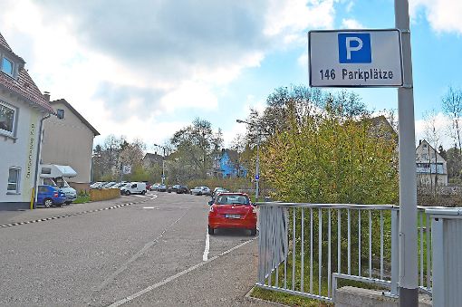 Die Studentenparkplätze in der Burgstraße sind nun deutlicher gekennzeichnet. Das Parkchaos in der Werastraße ist damit aber trotzdem nicht entzerrt. Fotos: Kratt Foto: Schwarzwälder-Bote
