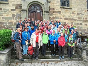 Zu einem Erinnerungsfoto stellten sich die Pilgerer vor der Empfinger Kirche auf.  Foto: Seelsorgeeinheit Foto: Schwarzwälder-Bote