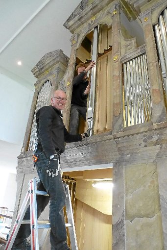 Der Orgelbauer bei der Arbeit: Die Firma Josef Maier ist dabei, die Pfeifen wieder einzusetzen.  Foto: Wolf Foto: Schwarzwälder-Bote
