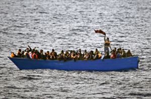 Solche Fotos will die EU-Kommission möglichst verhindern: Migranten versuchen mit einem überladenen Boot europäisches Festland zu erreichen. (Archivbild) Foto: dpa/Emilio Morenatti