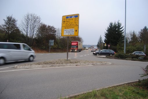 Das geplante Baugebiet in Stammheim wird auch für Autofahrer Vorteile haben: An der Abzweigung von der B 296 in die Hauptstraße soll ein Kreisverkehr gebaut werden. Foto: Klormann