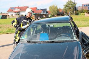 Daniel Müller schnitt mit der Schere bei der Feuerwehrübung Technische Hilfeleistung in Eutingen die B-Säule durch, um einen gemimten Verletzten aus dem Auto zu retten.  Foto: Feinler Foto: Schwarzwälder-Bote