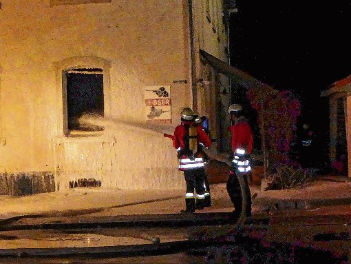 Die Feuerwehr flutete den Brandort in Stühlingen mit Schaum. Foto: Bernauer
