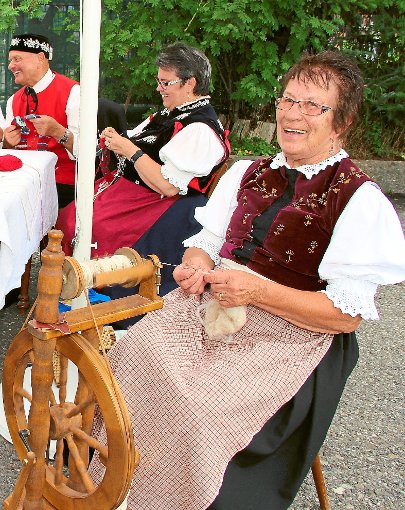 Auch die Arbeit am Spinnrad wird am Sonntag gezeigt. Das Bild zeigt Klothilde Ritzmann mit ihrem Spinnrad beim diesjährigen Naturparkmarkt.  Foto: Schwörer Foto: Schwarzwälder-Bote