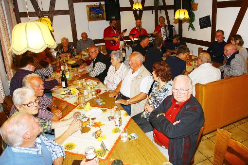 Gute Laune mit Partymusik mit kulinarischen Köstlichkeiten bot die Gaststätte Priorberg ihren Gästen zum dritten Weinfest.  Foto: Wagner Foto: Schwarzwälder-Bote