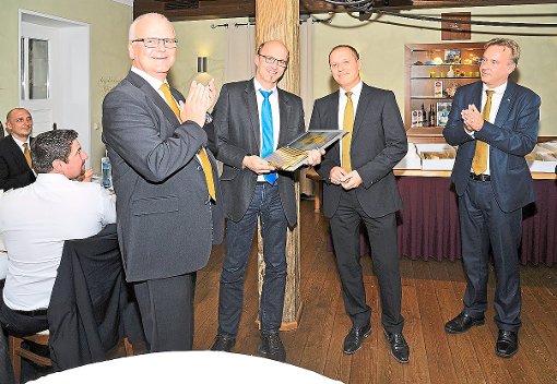 Günter Kopf (Zweiter von links) von der Dormettinger erler gmbh  erhält die Auszeichnung von den Vertretern  der Firma Stäubli überreicht. Foto: erler Foto: Schwarzwälder-Bote