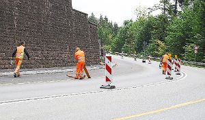 Noch kann die Baustelle auf der Bundesstraße 462 zur Hangsicherung nicht ganz abgeräumt werden, aber bald. Foto: Wegner