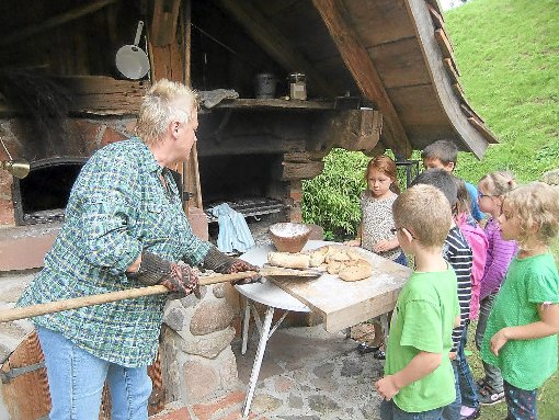 Frisch und warm kamen die knusprigen Brötchen mit der eingebackenen Bratwurst aus dem Holzbackofen. Foto: Treffpunkt Foto: Schwarzwälder-Bote