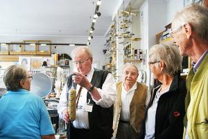 Rudi Keinath und Heinz Mentel zeigen den erstaunten Besuchern, was in der Deko-Wurst drinsteckt.  Foto: Müller Foto: Schwarzwälder-Bote