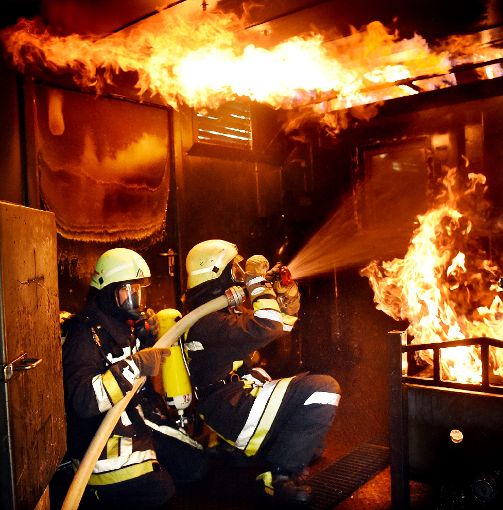 Voller Einsatz wurde im Brandcontainer von den Feuerwehrleuten verlangt. Foto: Hopp