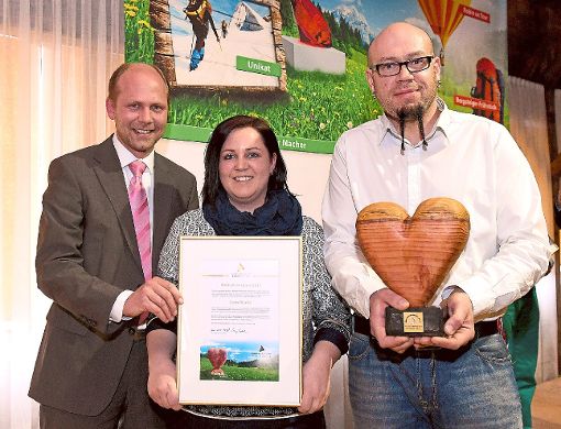 Sven und Stefanie Blache freuen sich zusammen mit Bürgermeister Thomas Albrecht (links) über den Motivationspreis der Robin Akademie.  Foto: Zöphel Foto: Schwarzwälder-Bote