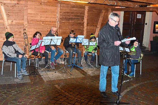 Stadtrat Günter Danner trägt Gedichte vor, die Bläserklasse um Michael Müller sorgt für die passende Musik. Foto: Wagner Foto: Schwarzwälder-Bote