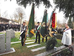 Beim Musikstück Ich hatt’ einen Kameraden senkten sich drei Vereinsfahnen beim Kriegerdenkmal in Bösingen.  Foto: Hölsch Foto: Schwarzwälder-Bote