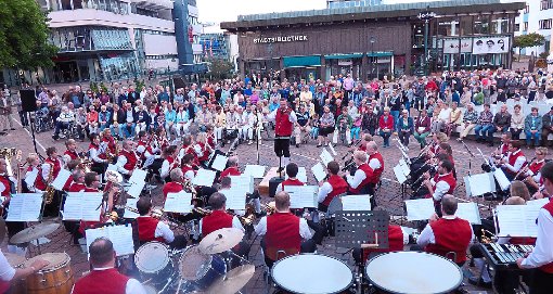In die Ferienzeit entführte die Stadtmusik Schwenningen in ihrem traditionellen Konzert auf dem Muslenplatz. Foto: Bombardi Foto: Schwarzwälder-Bote
