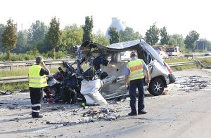 Bei einem schweren Busunfall auf der A4 bei Dresden hat es in der Nacht zum Samstag viele Tote und Verletzte gegeben. Foto: dpa-Zentralbild
