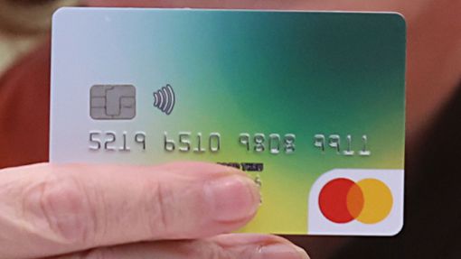 Eine Bezahlkarte wird bei einer Pressekonferenz im Landratsamt gezeigt. Seit dem 1. Dezember 2023 wird im thüringischen Landkreis Greiz  eine Bezahlkarte für Asylbewerber ausgegeben. Foto: dpa/Bodo Schackow