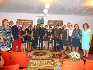 Die  Gruppe aus Baiersbronn nach dem Konzert mit Abgeordnetem Rovshan Rzayev, Bürgermeister Arif Seyidov und Musikschulleiterin Nurane Quliyeva Foto: Schwarzwälder-Bote