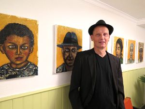 Der Künstler Dietmar Schönherr steht vor seinen Kunstwerken in der neu eröffneten Galerie. Foto: Maute Foto: Schwarzwälder-Bote