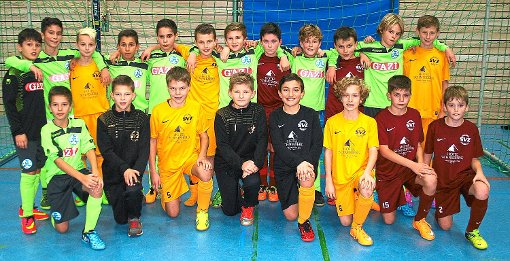 Die Teams des SV Zimmern und der Stuttgarter Kickers stellten sich zum Gruppenfoto.  Foto: Peiker Foto: Schwarzwälder-Bote