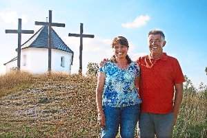 Rudi und Katharina Steinhilber kümmern sich seit fast 20 Jahren fleißig um die St.-Anna-Kapelle auf dem Kornbühl.  Foto: Rapthel-Kieser Foto: Schwarzwälder-Bote