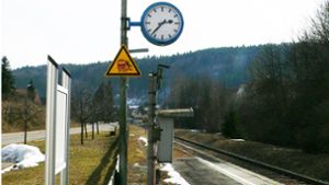 Mit einer Bahnlinie, die im Ort hält, ist Straßberg ans Schienennetz angebunden. Foto: Holbein