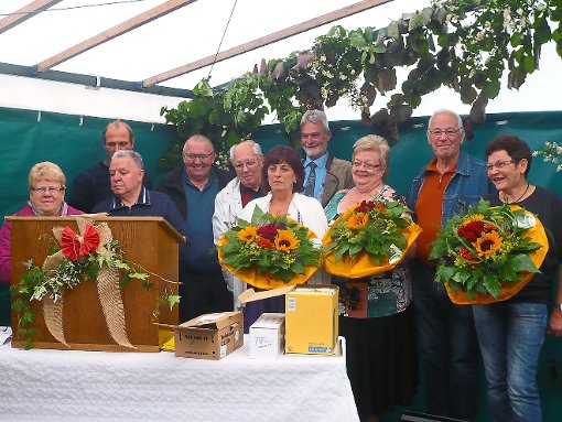 Für die Jubilare bei der Eisstockabteilung des TV Ebhausen gab es Blumen und Geschenke. Foto: privat Foto: Schwarzwälder-Bote