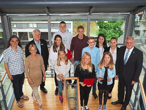 Oberbürgermeister Jürgen Großmann verlieh die Ehrennadel der Stadt Nagold an  erfolgreiche jungen Musiker. Foto: Mutschler Foto: Schwarzwälder-Bote