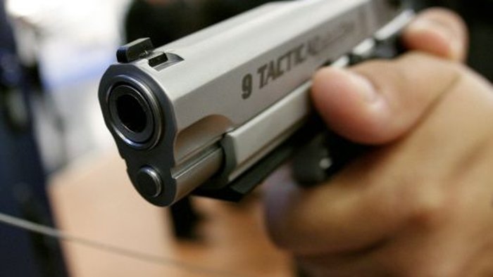 24-Jähriger bedroht Mann mit Pistole